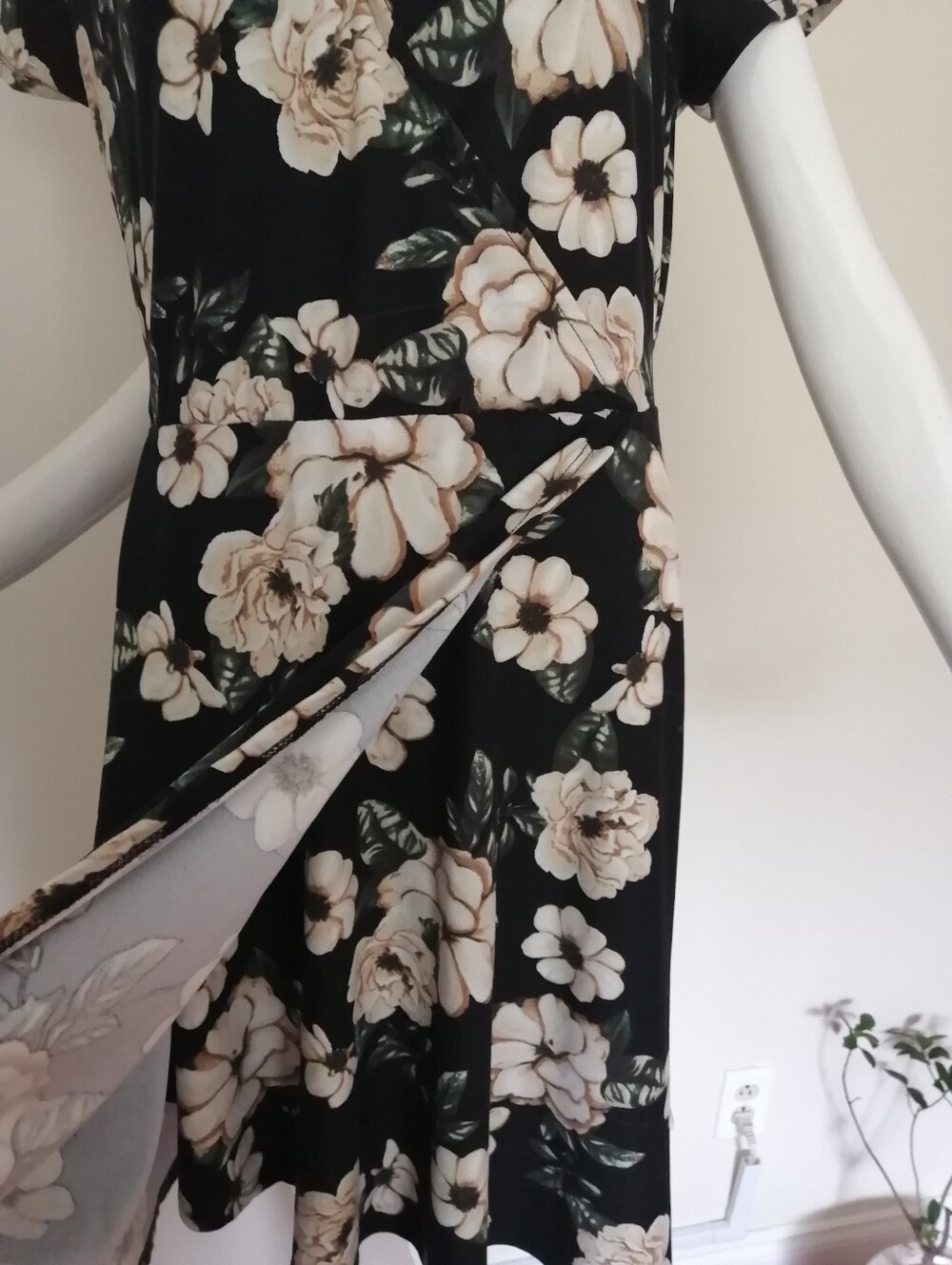 Black Floral V-Neck Short Sleeve Mini Dress - Picture 4 of 7